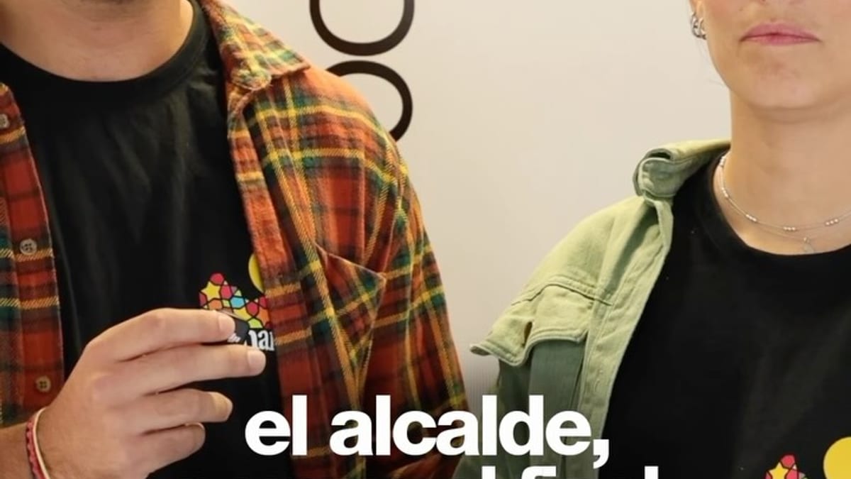 Participantes y alcalde en la III Feria de Sevilla Ciudad Comprometida en la Facultad de Educación