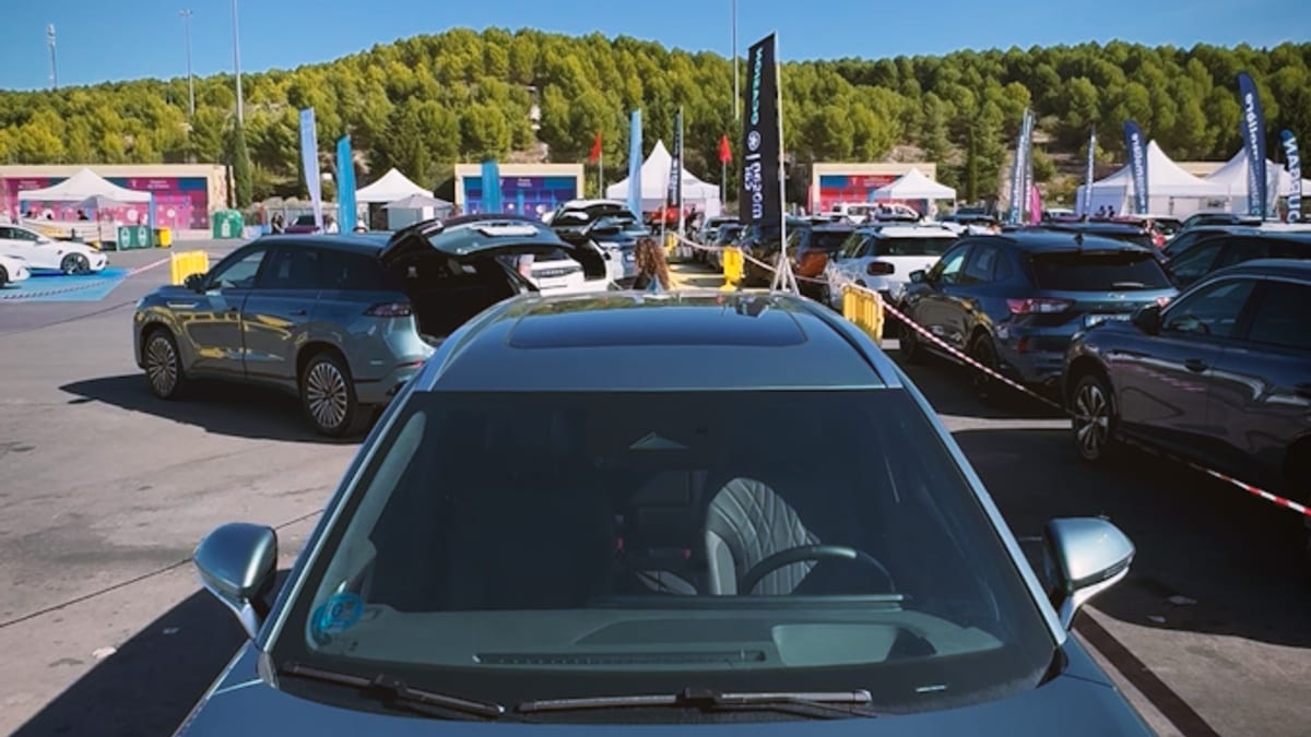 Feria del Vehículo Sostenible en Rivas Vaciamadrid: vista general del recinto ferial Miguel Ríos con vehículos eléctricos, híbridos y de otras tecnologías sostenibles