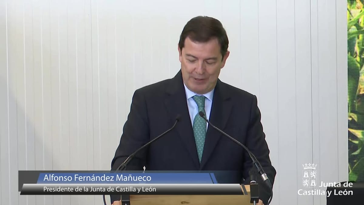 El presidente de la Junta de Castilla y León, Alfonso Fernández Mañueco, durante la visita a las instalaciones de la nueva planta de producción de HUERCASA