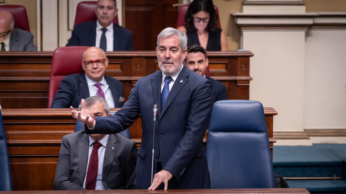 Fernando Clavijo en sesión parlamentaria en el hemiciclo del Parlamento de Canarias