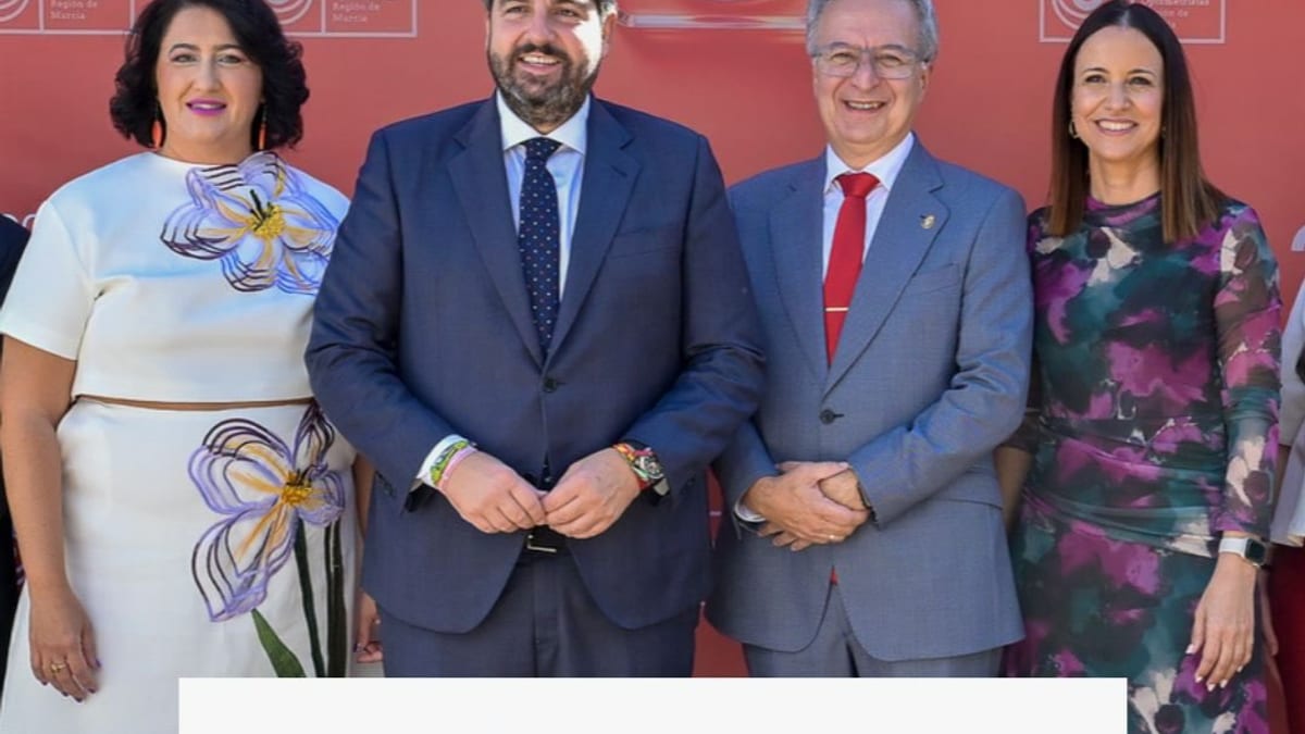 Fernando López Miras recibe la Medalla de Colegiado de Honor del COORM durante la gala del 20º aniversario