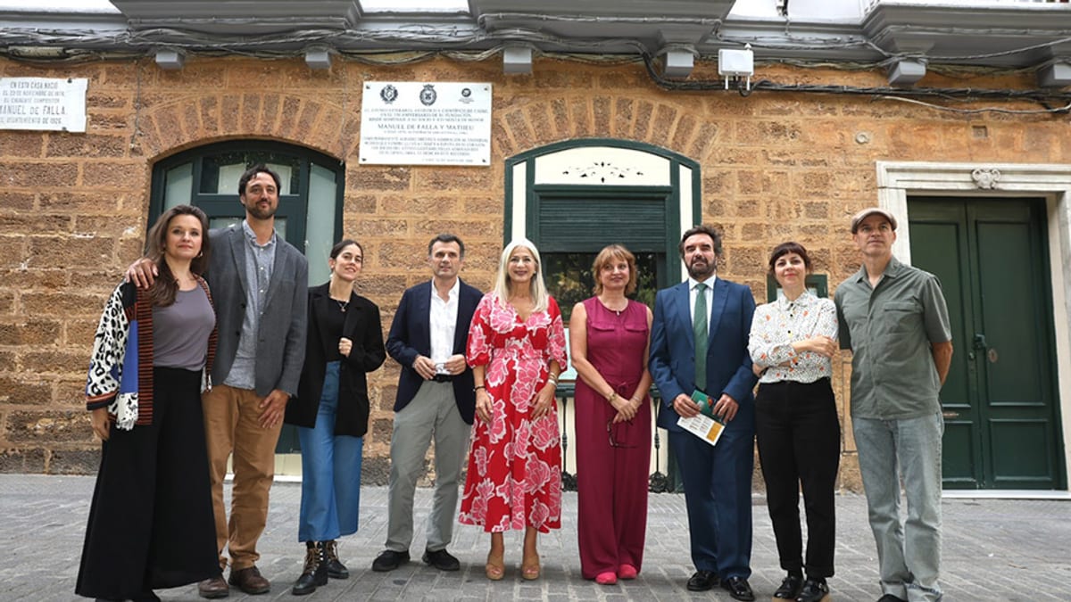 Grupo de personas posando frente a la fachada del Gran Teatro Falla de Cádiz durante la presentación del Festival de Cádiz