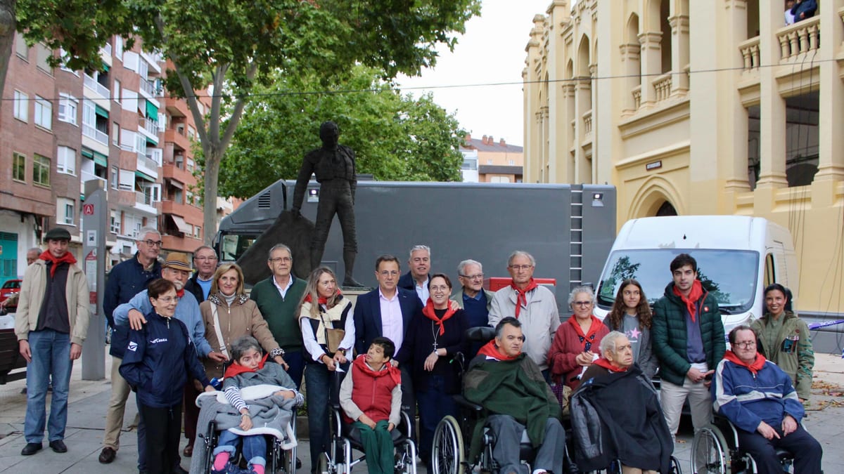Grupo de personas en la Plaza de Toros de Albacete durante la 36ª edición del Festival del Cotolengo, incluyendo personas en sillas de ruedas