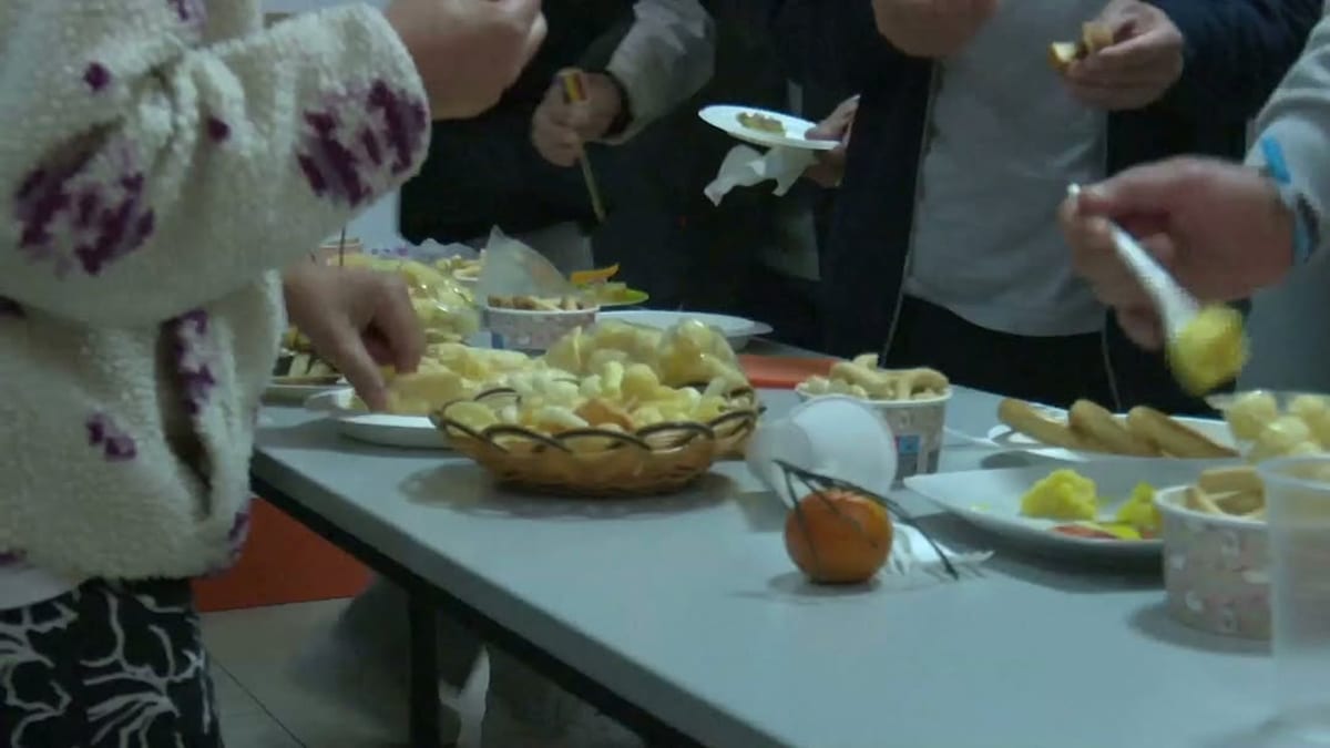 Participantes del Festival de las Culturas del CEPI en San Sebastián de los Reyes con trajes y elementos tradicionales de diferentes culturas