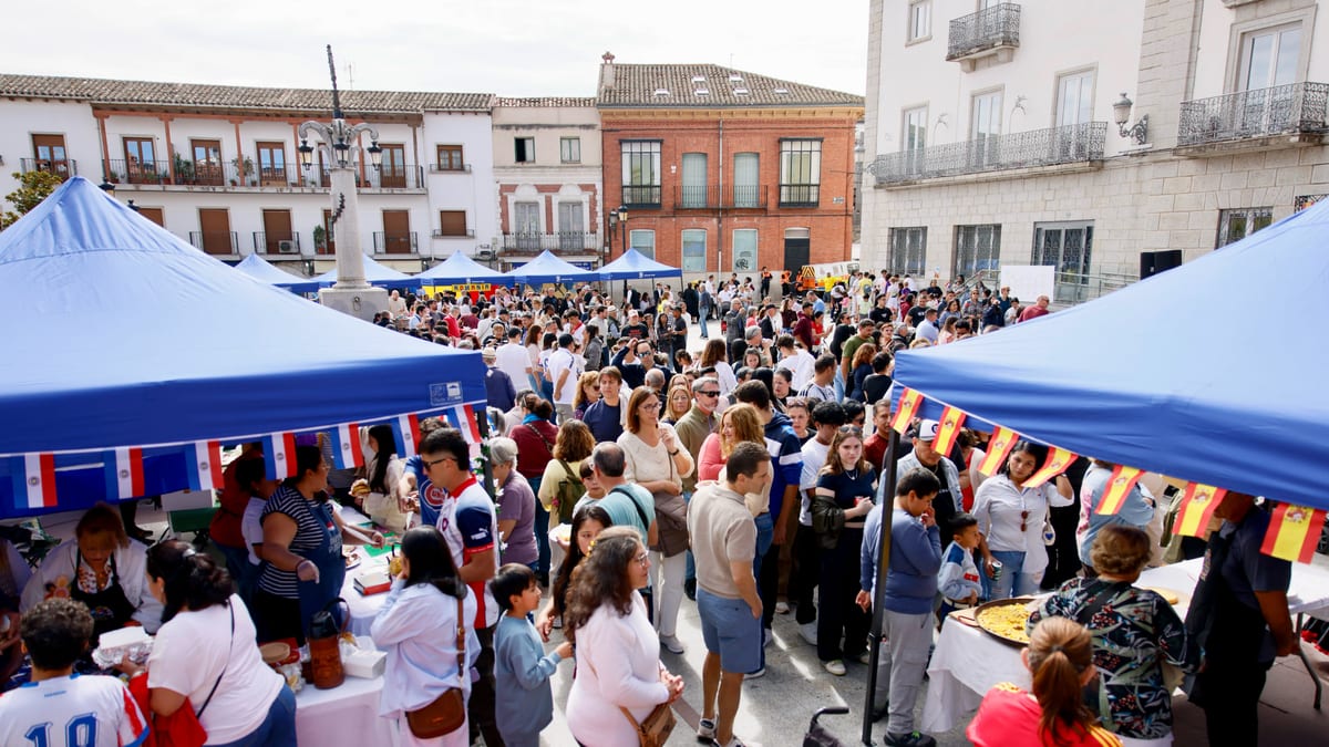 Plaza del Pueblo de Colmenar Viejo durante el Festival de las Culturas Latinas con participantes, música y ambiente festivo