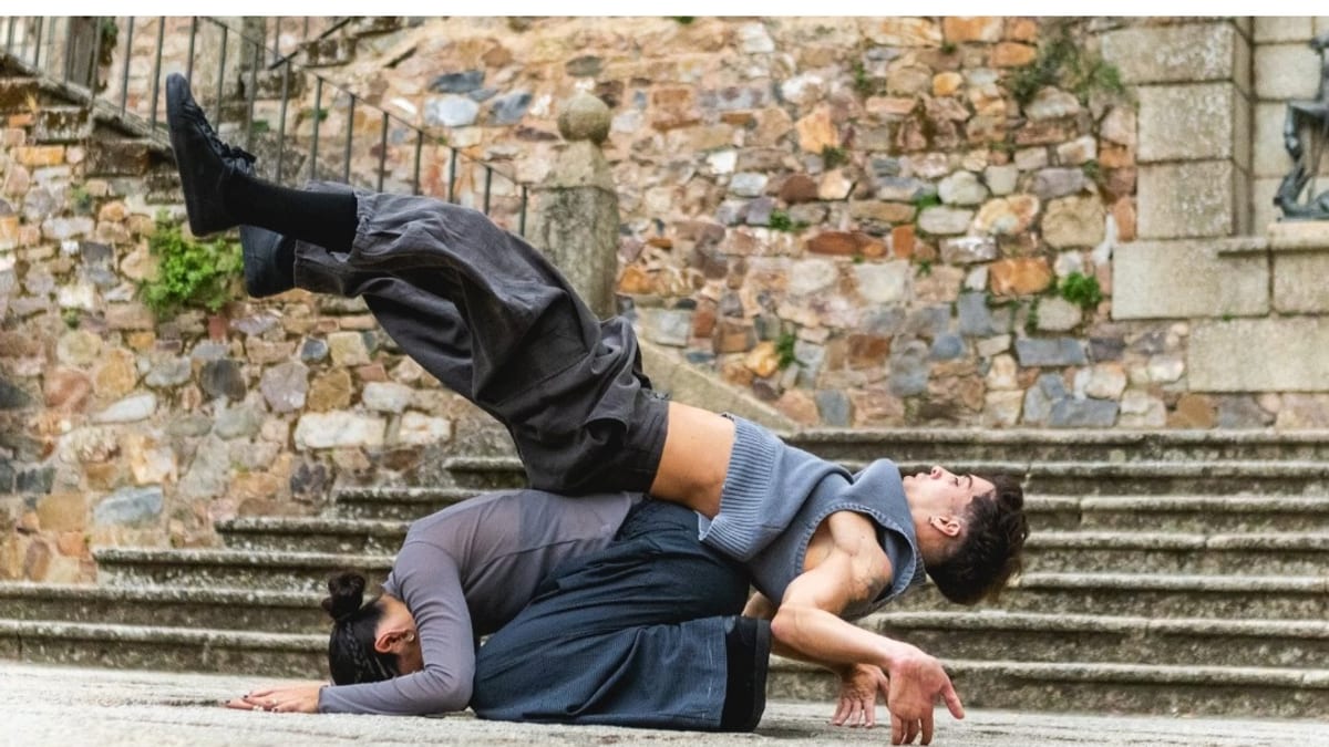 Actuación del Festival DZM en la Plaza de San Jorge de Cáceres con danzarines en escena