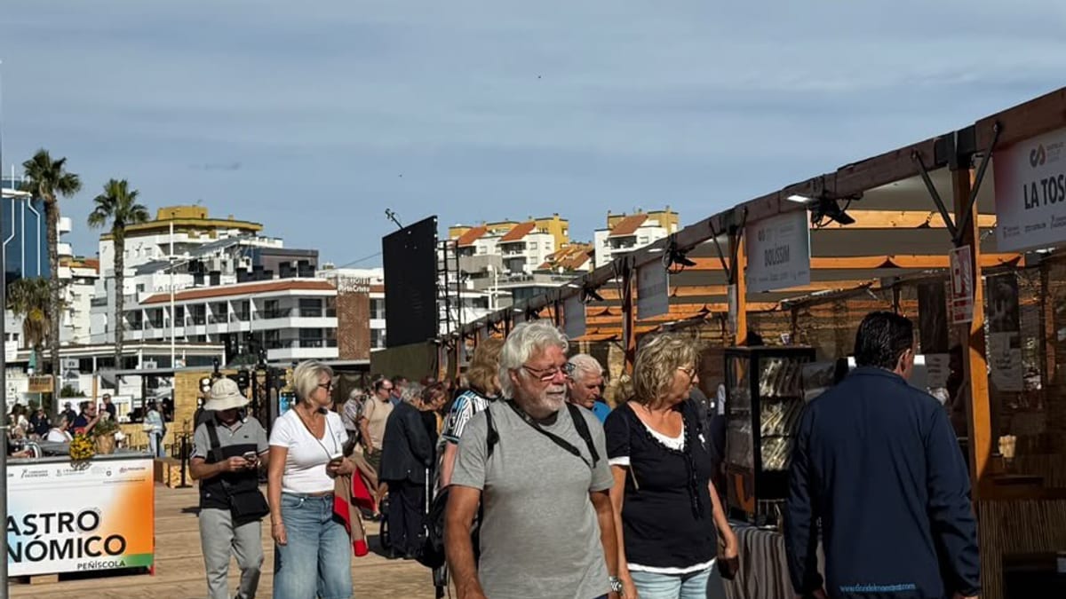 Participantes y visitantes del V Festival Gastronómico Castelló Ruta de Sabor en Peñíscola, mostrando productos locales y gastronomía castellonense