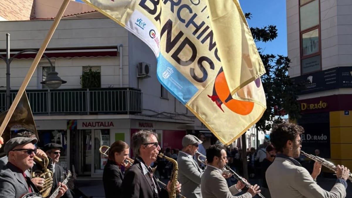 Cartel del III Festival de Marching Bands de Majadahonda con músicos de bandas en directo
