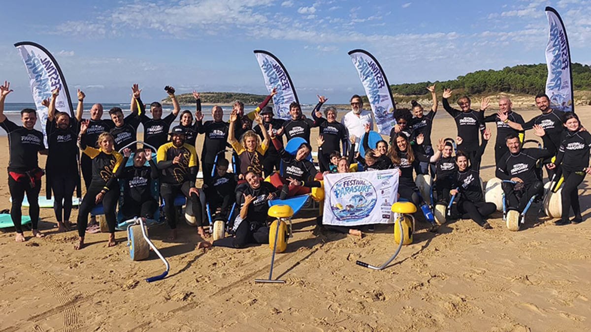 Participantes en el I Festival de Parasurf Fundación También–Plea en Loredo, Cantabria