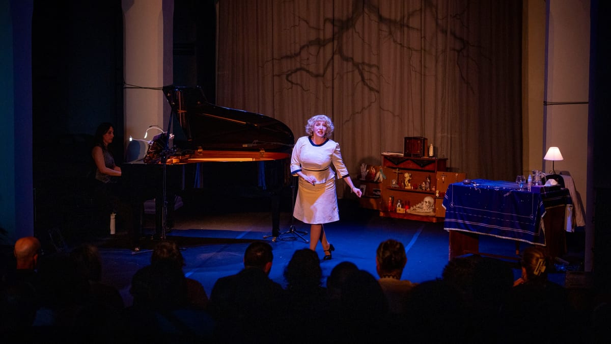 Momento del espectáculo La Diabla durante una función en el Festival de Teatro de Cádiz