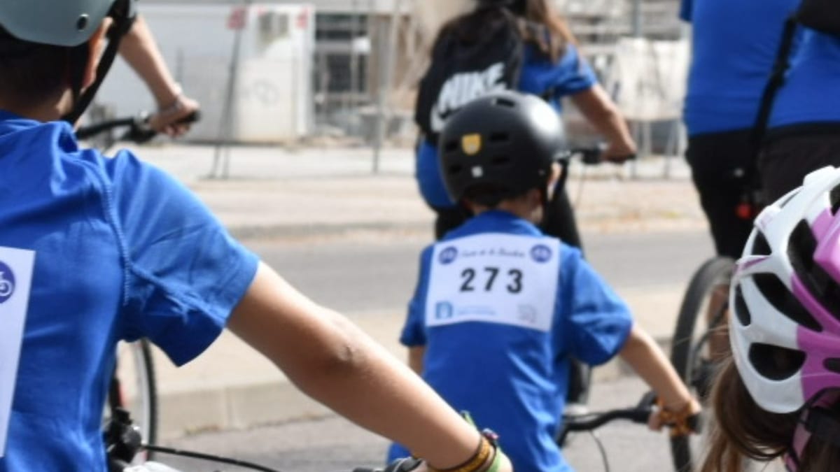 Ciclistas participan en la Fiesta de la Bicicleta de Tres Cantos, evento previo al Día de la Fiesta Nacional