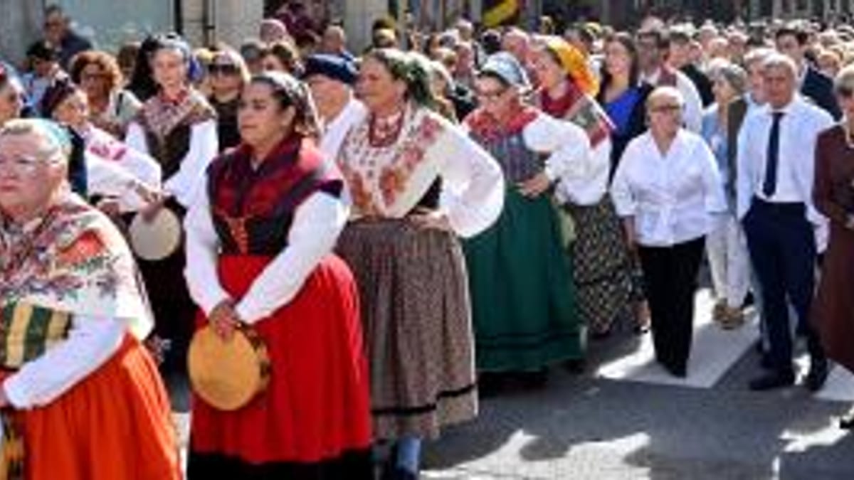 Alcaldesa junto a vecinos de Perines durante la fiesta de la Virgen del Pilar en Santander