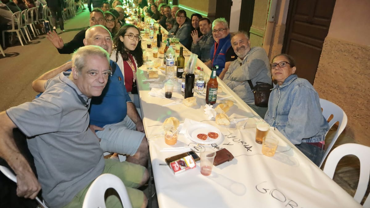 Vecinos del grupo Rosario celebrando fiestas de barrio en Castellón con una comida o banquete comunitario