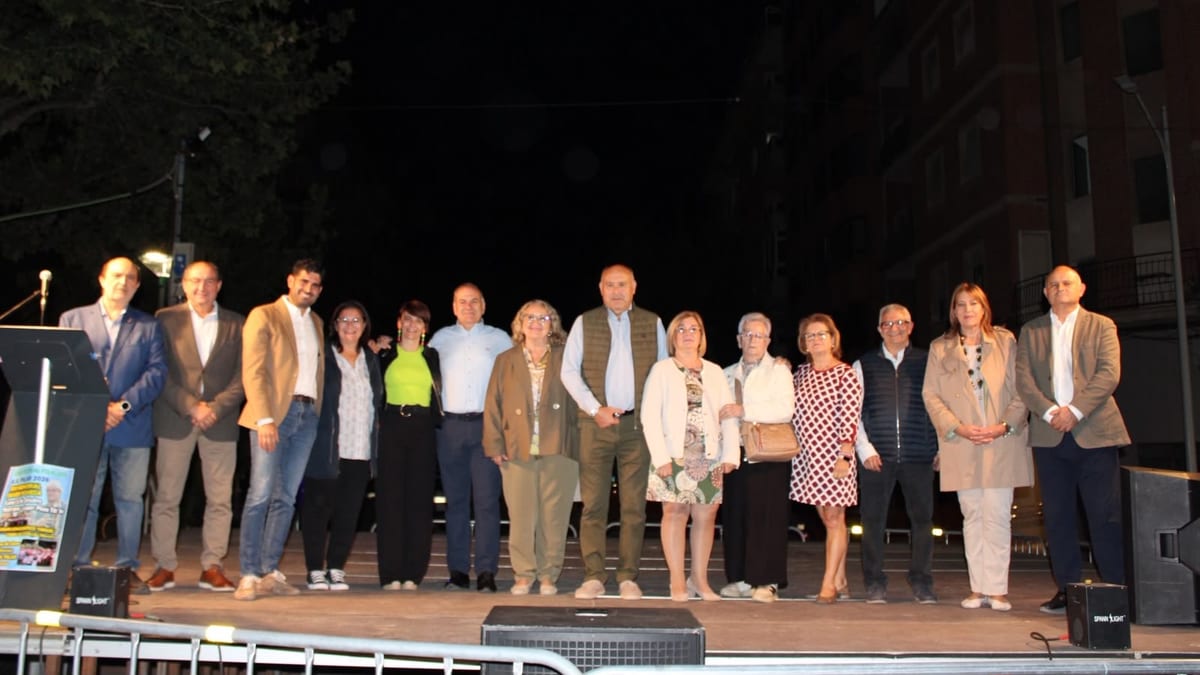 Concejala de Barrios Llanos Navarro y Francisco Villaescusa en el pregón de las fiestas del Pilar en Albacete