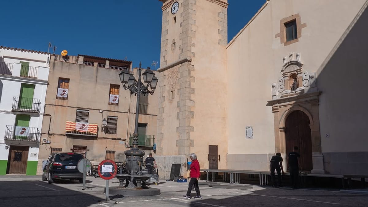 Decoración y preparativos en Figueroles para la celebración del Día de la Provincia