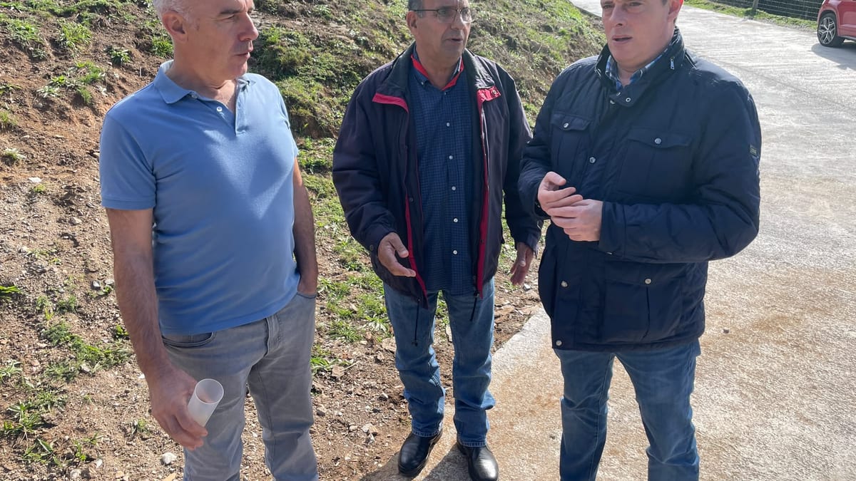 Consejero de Medio Rural en la carretera mejorada de acceso a Forna, Ibias