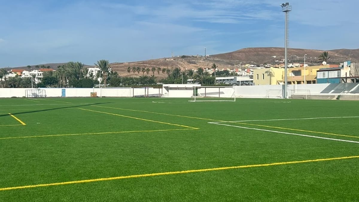 Campo de Fútbol de Tarajalejo en Tuineje, Fuerteventura, con obras en fase de finalización