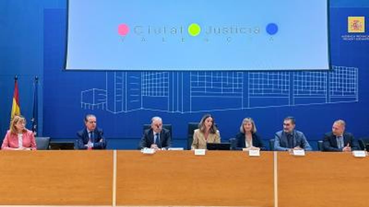 Nuria Martínez recibe a delegación de 60 fiscales de Eslovenia en la Ciudad de la Justicia de València