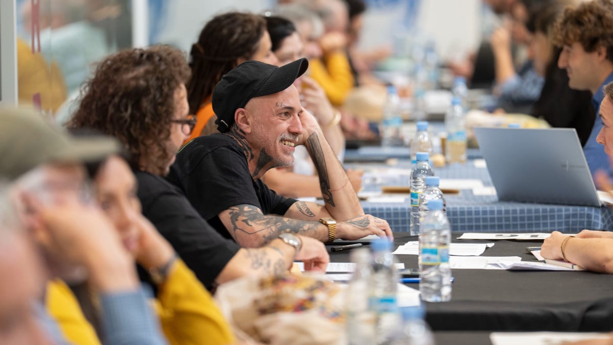 Participantes del 41 FIT Cádiz en reunión de encuentro sobre artes escénicas iberoamericanas alrededor de una mesa