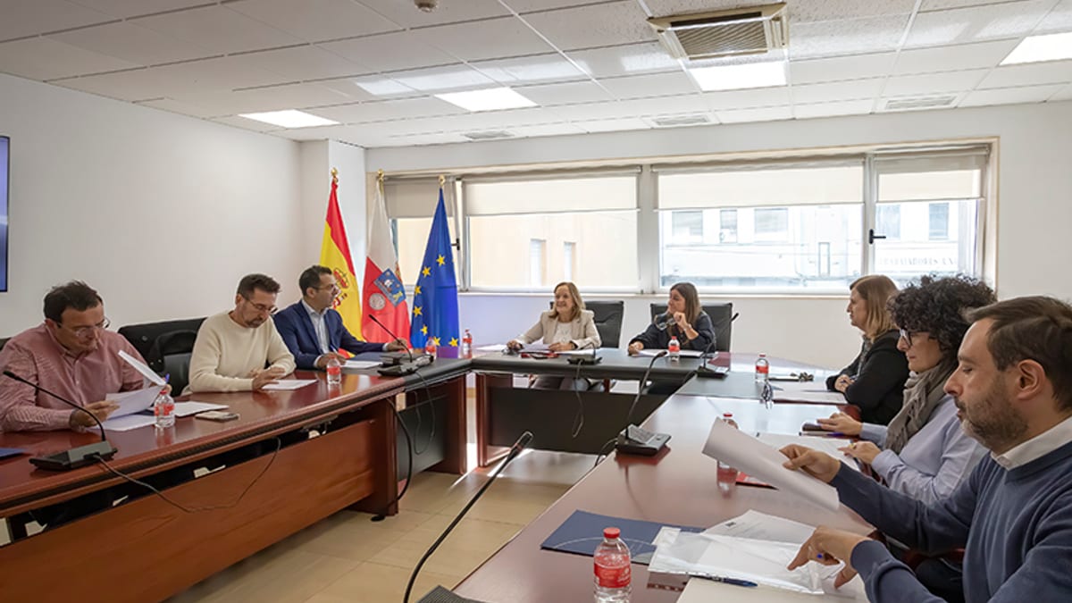 Reunión de la Comisión de Administración Local de Cantabria presidida por Isabel Urrutia, con banderas de España y Europa