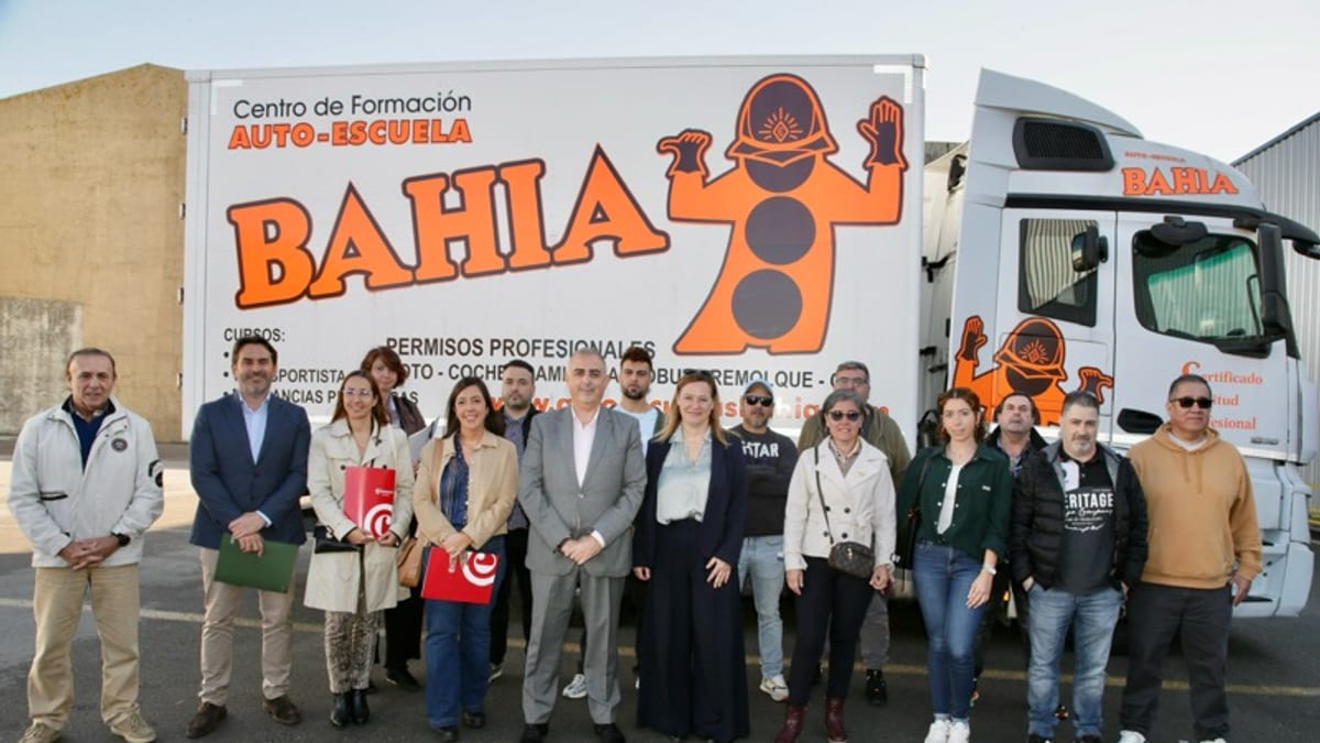 Centro de formación Auto-Escuela Bahía con camión utilizado para cursos de permisos profesionales