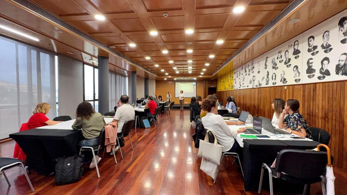 Sala de seminario con participantes en un taller formativo sobre evaluación de impacto social organizado por el Gobierno de Canarias