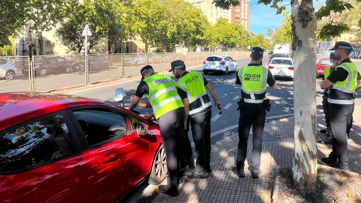 Agentes de la Policía Local con chalecos reflectantes durante la formación en radares de tráfico