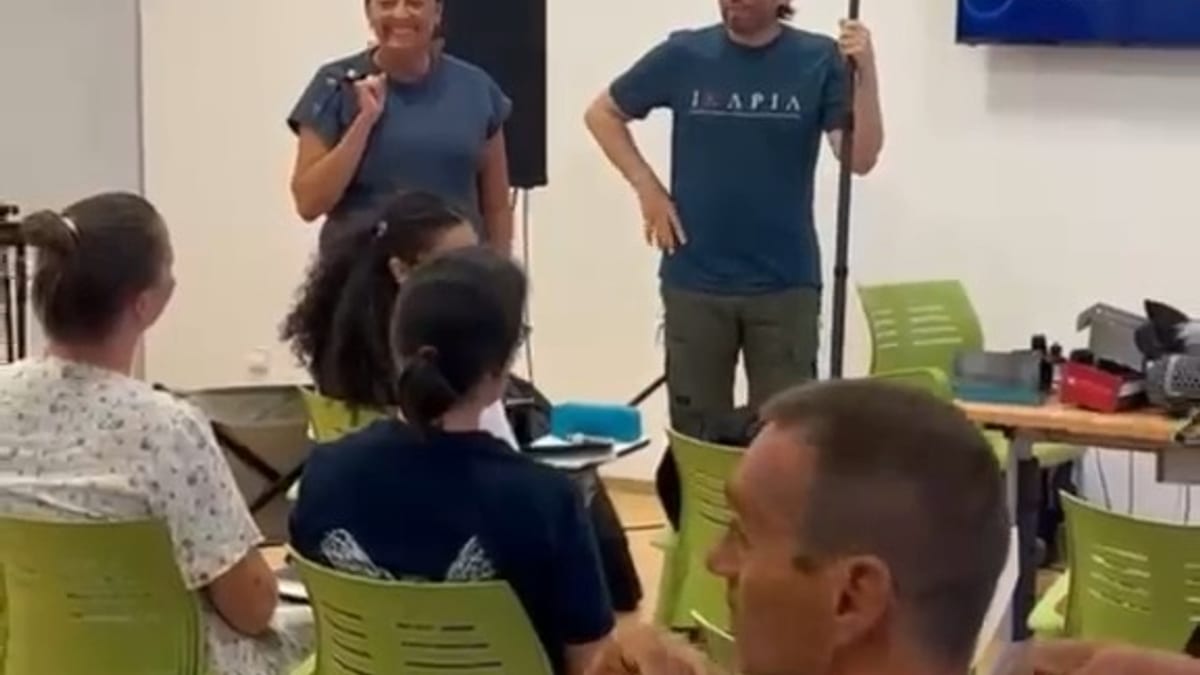 Presentación del curso de sonido audiovisual en Fuerteventura Film Commission con participantes sentados en sillas verdes