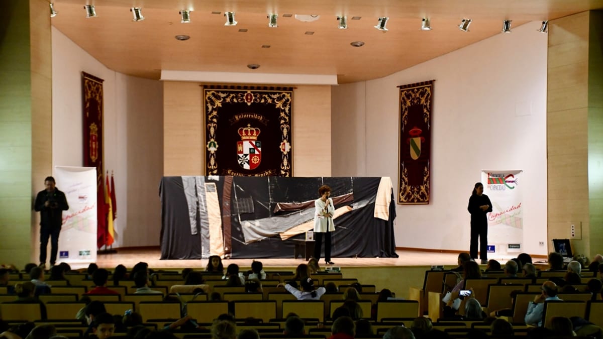 Escolares y asociaciones de personas con discapacidad en el Paraninfo de la UCLM durante la representación teatral 'El Pandero de Pompeyo' del Fórum de la Discapacidad