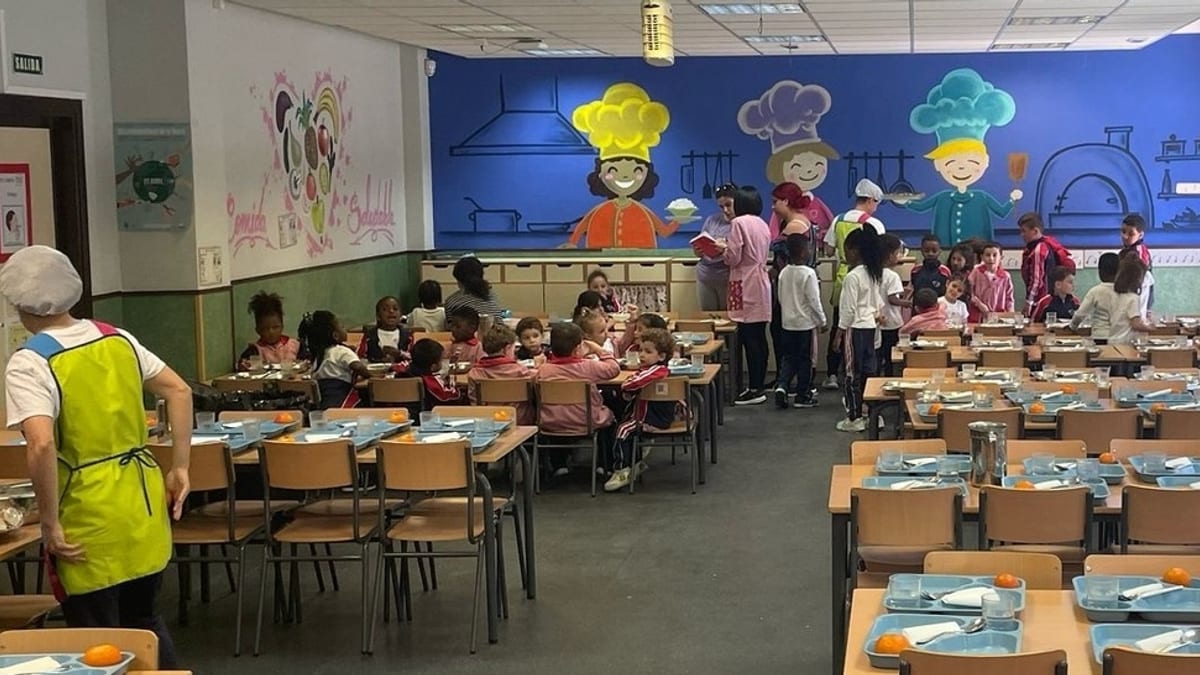 Comedor escolar de Fuenlabrada con niños comiendo durante la actividad 'Comida por el clima'
