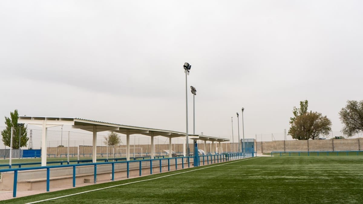 Vista de la cubierta instalada en las gradas del campo de fútbol La Aldehuela de Fuenlabrada