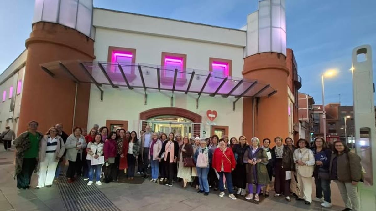 Grupo de profesionales sanitarios posando frente al Hospital Universitario de Fuenlabrada durante la conmemoración del Día Internacional contra el Cáncer de Mama