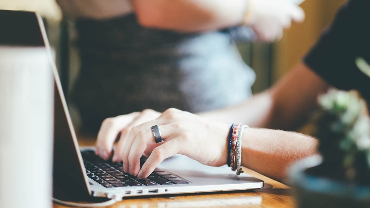 Imagen de ordenador simbolizando la digitalización y transformación digital de empresas