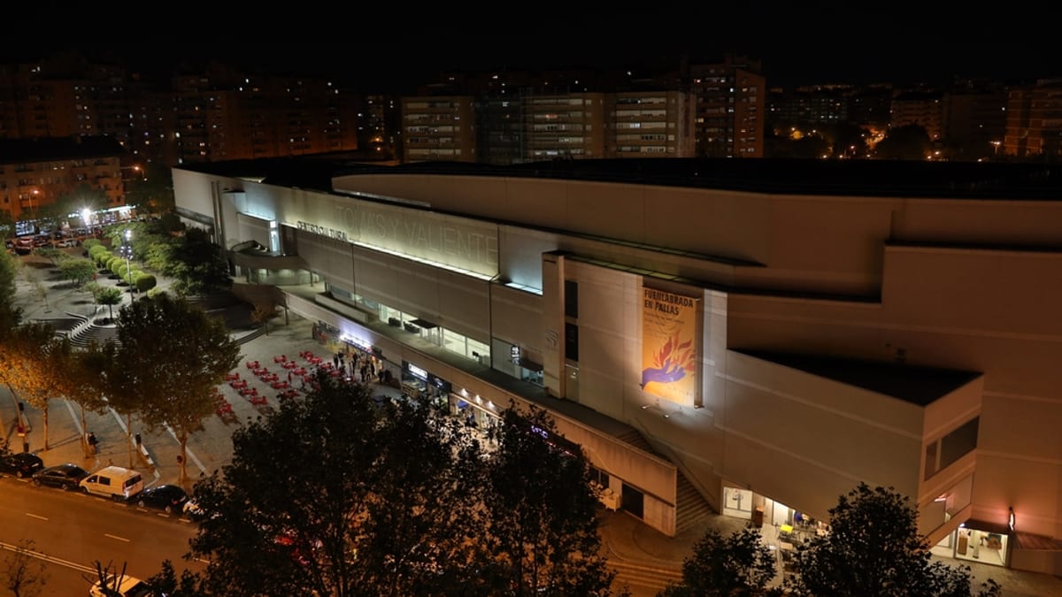 Vista nocturna del Centro Cultural Tomás y Valiente de Fuenlabrada, iluminado artificialmente