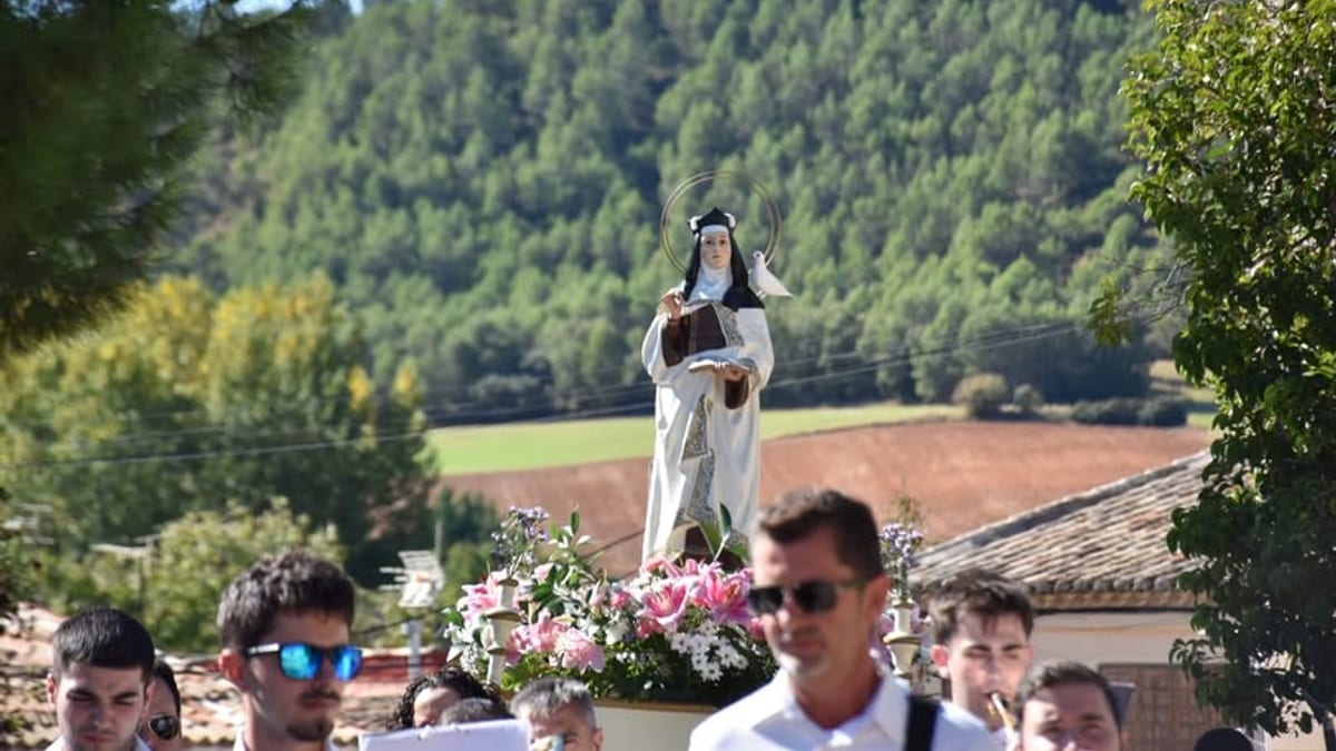 Procesión de las fiestas patronales de Fuentenava de Jábaga en honor a Santa Teresa de Jesús con la participación de autoridades y vecinos