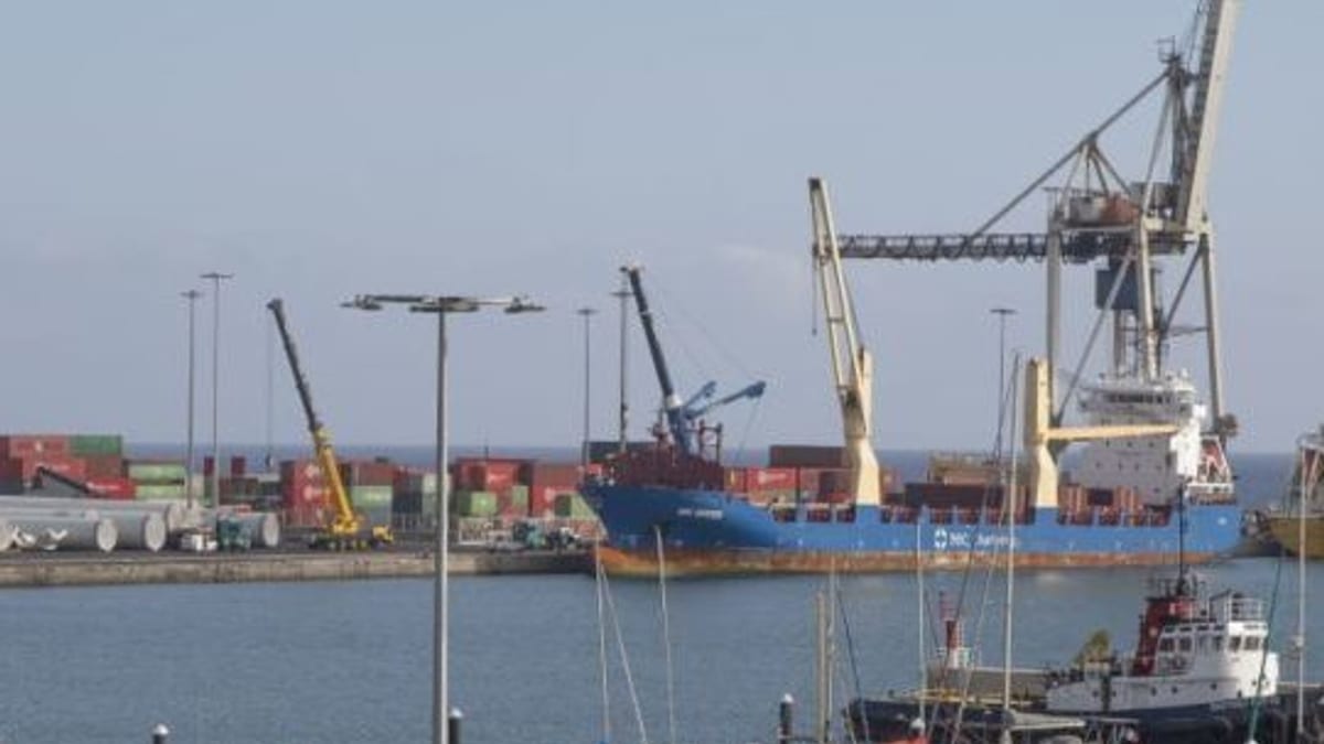 Puerto de Fuerteventura con embarcaciones, grúas y contenedores para carga marítima