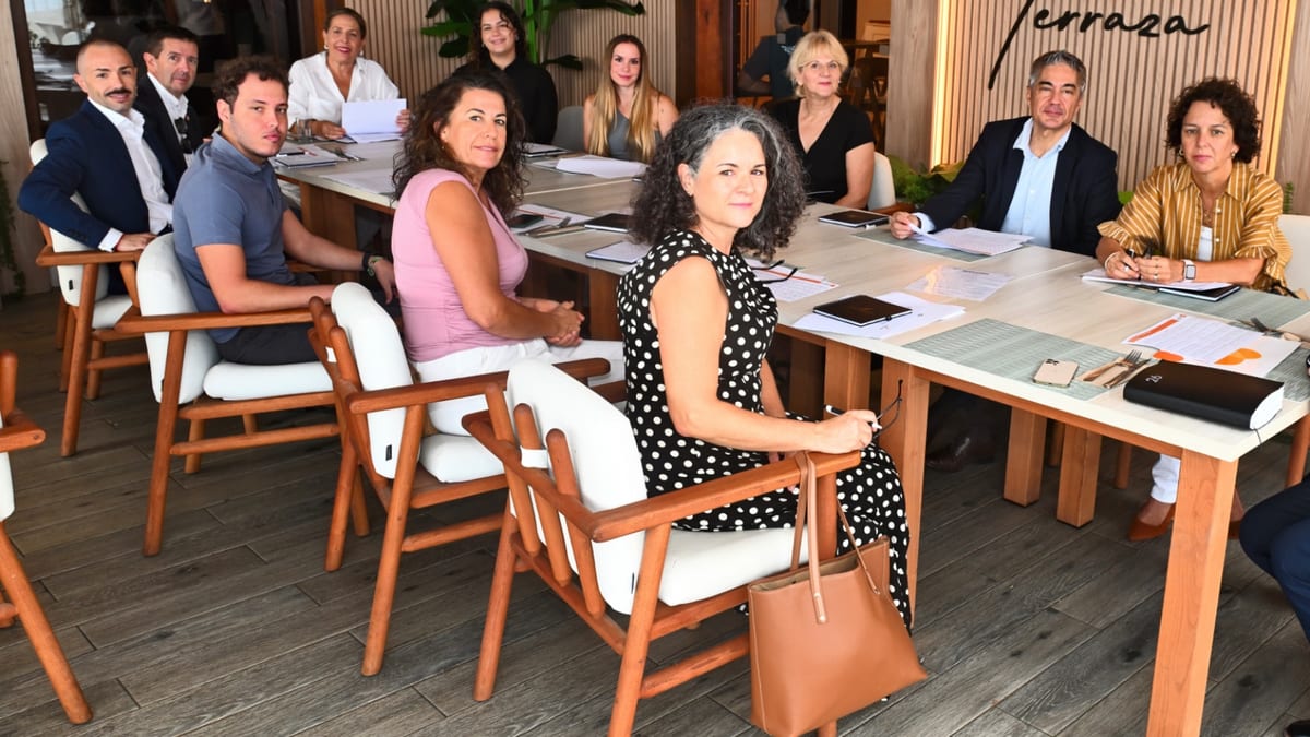 Reunión del Patronato Insular de Turismo de Fuerteventura con representantes de cadenas hoteleras en Puerto del Rosario