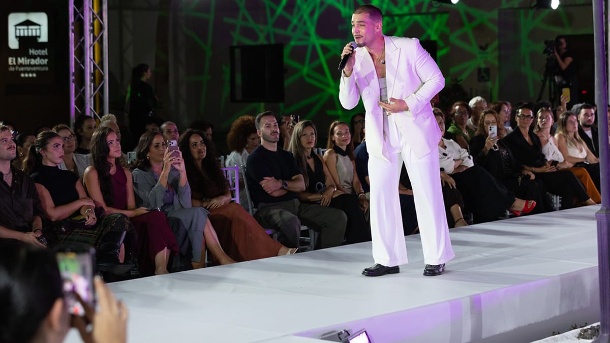 Escena del evento Fuerteventura Fashion Week en el Hotel El Mirador con participantes y puestas en escena de moda