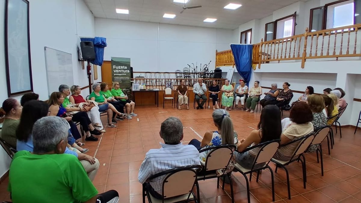 Cartel informativo de Fuerteventura Protagonista con detalles de los encuentros comunitarios en Antigua y Pájara