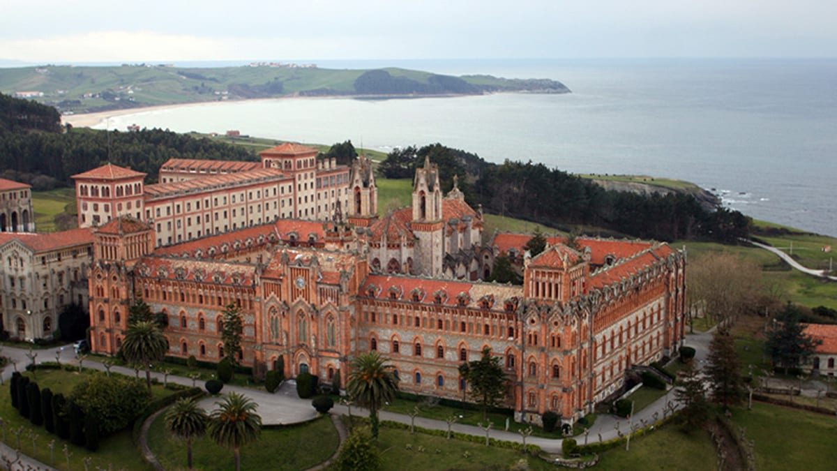Cartel promocional del curso Universos Líricos de la Fundación Comillas con las fechas de las conferencias
