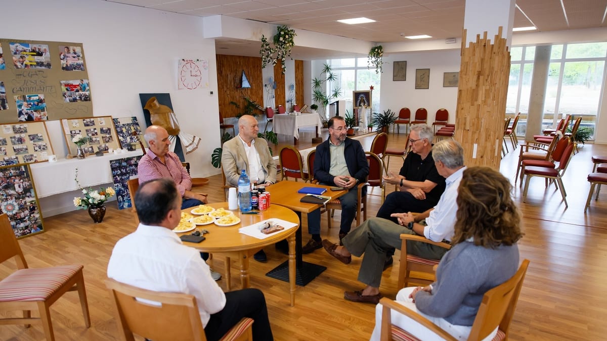 Reunión de grupo en una sala comunitaria del albergue de la Fundación Jesús Caminante de Colmenar Viejo