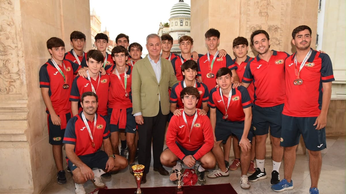 Recibimiento en el Ayuntamiento de Sevilla al equipo de Fútbol Sala del Colegio San Agustín, campeón internacional