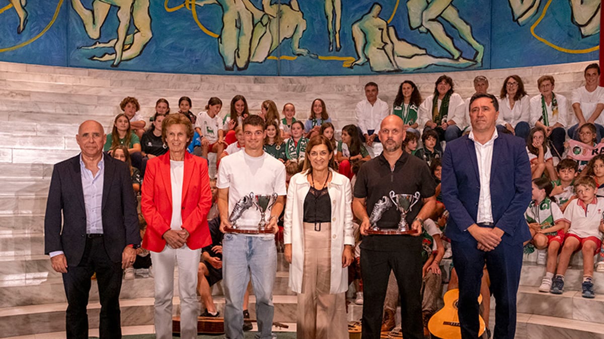 Grupo de personas posando en la gala del Trofeo Chisco en el Palacio de Festivales de Cantabria