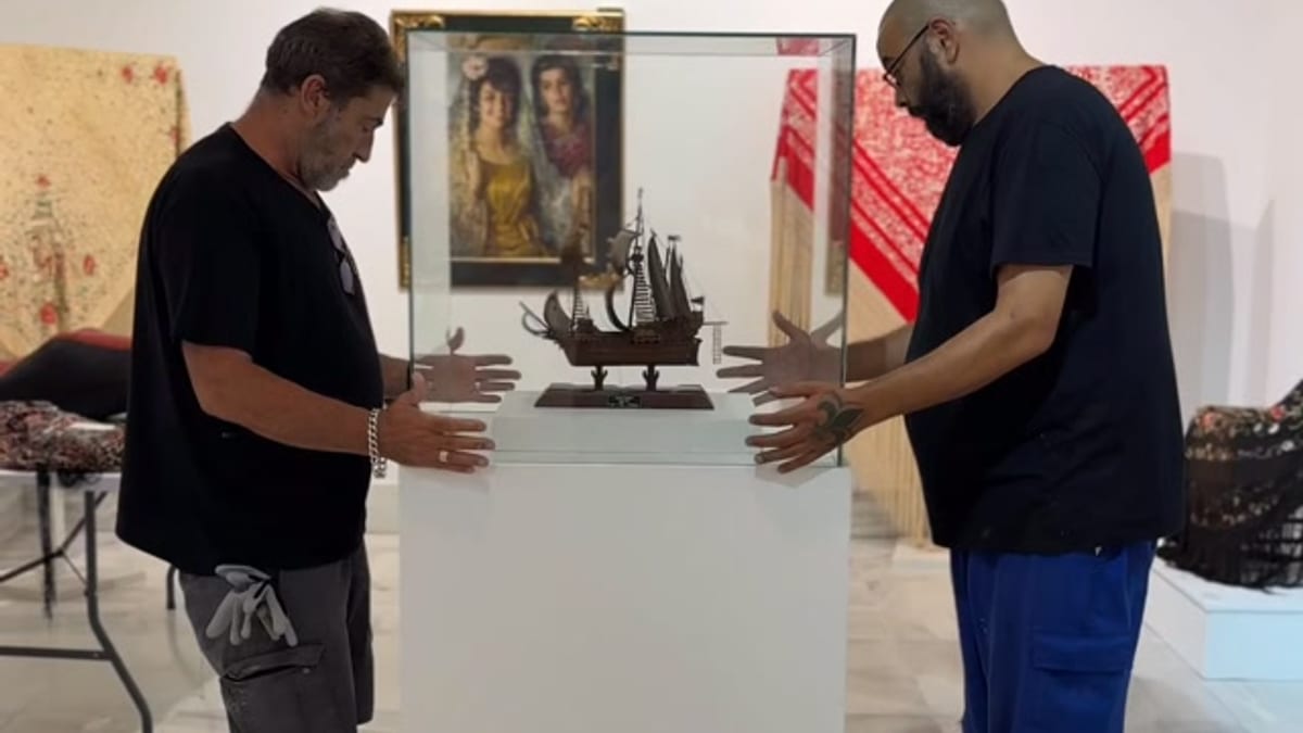 Instalación del Galeón del Museo Naval en su vitrina con mantones de Manila para el evento del 8 de octubre en Cádiz