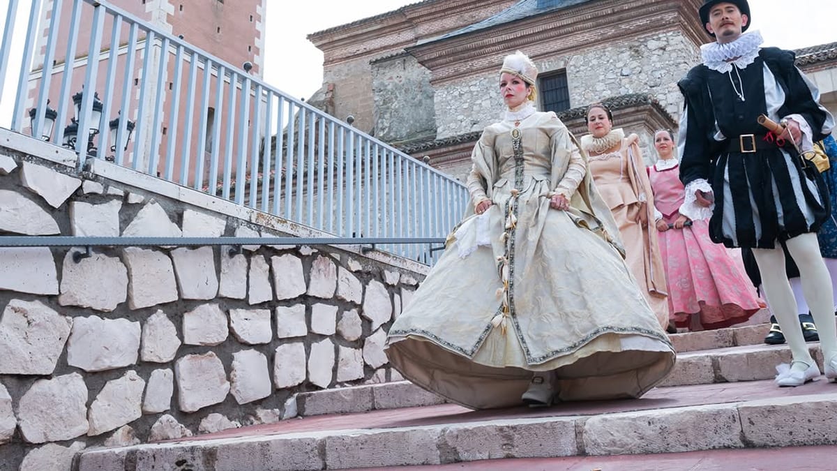 Momentos de la Feria Barroca de Valdemoro con público y decoración del evento