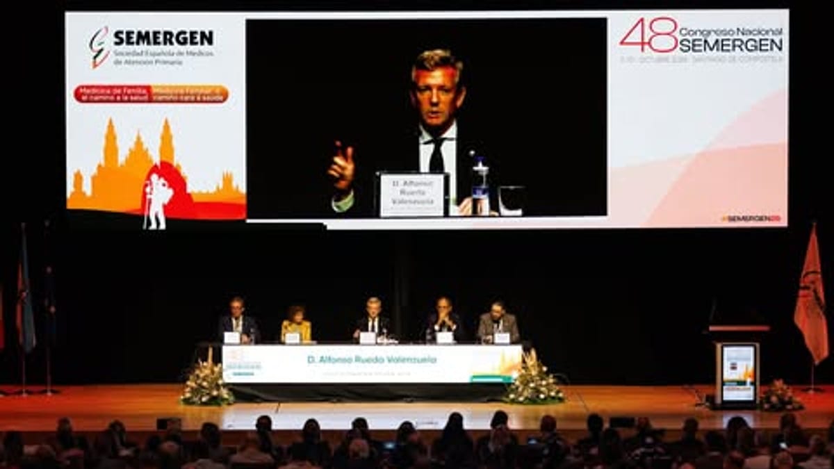 Intervención en el 48º Congreso Nacional de SEMERGEN con panelistas en podio y audiencia