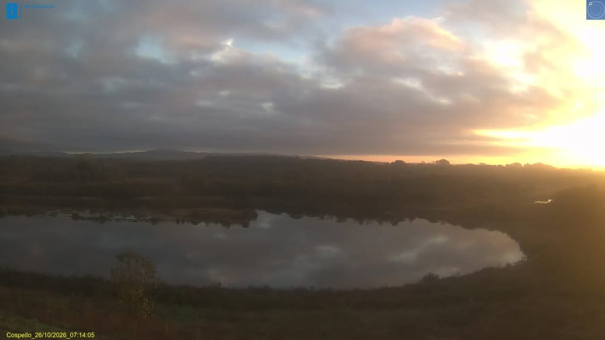 Amanecer sobre la Lagoa de Cospeito en Terra Chá, Galicia, con cielos despejados y condiciones meteorológicas favorables