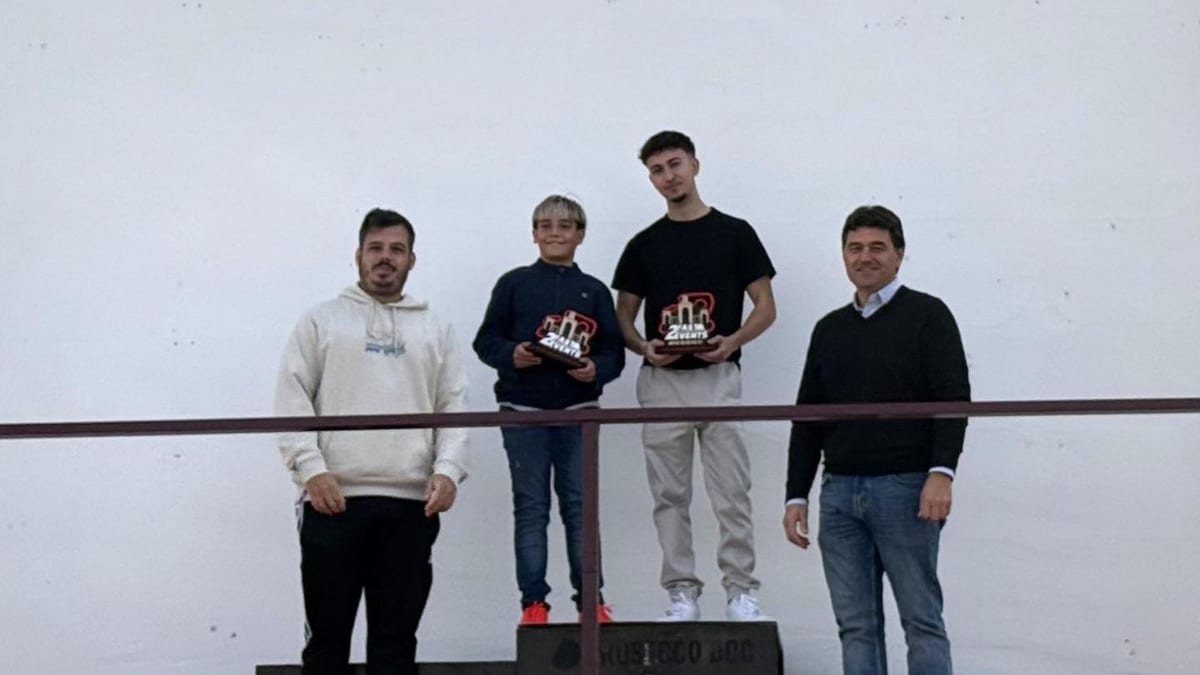 Francisco Navarro felicita a Sergio Arnedo y José Zayas, ganadores del concurso del simulador del Circuito de Velocidad en la exposición Albacete a toda Velocidad