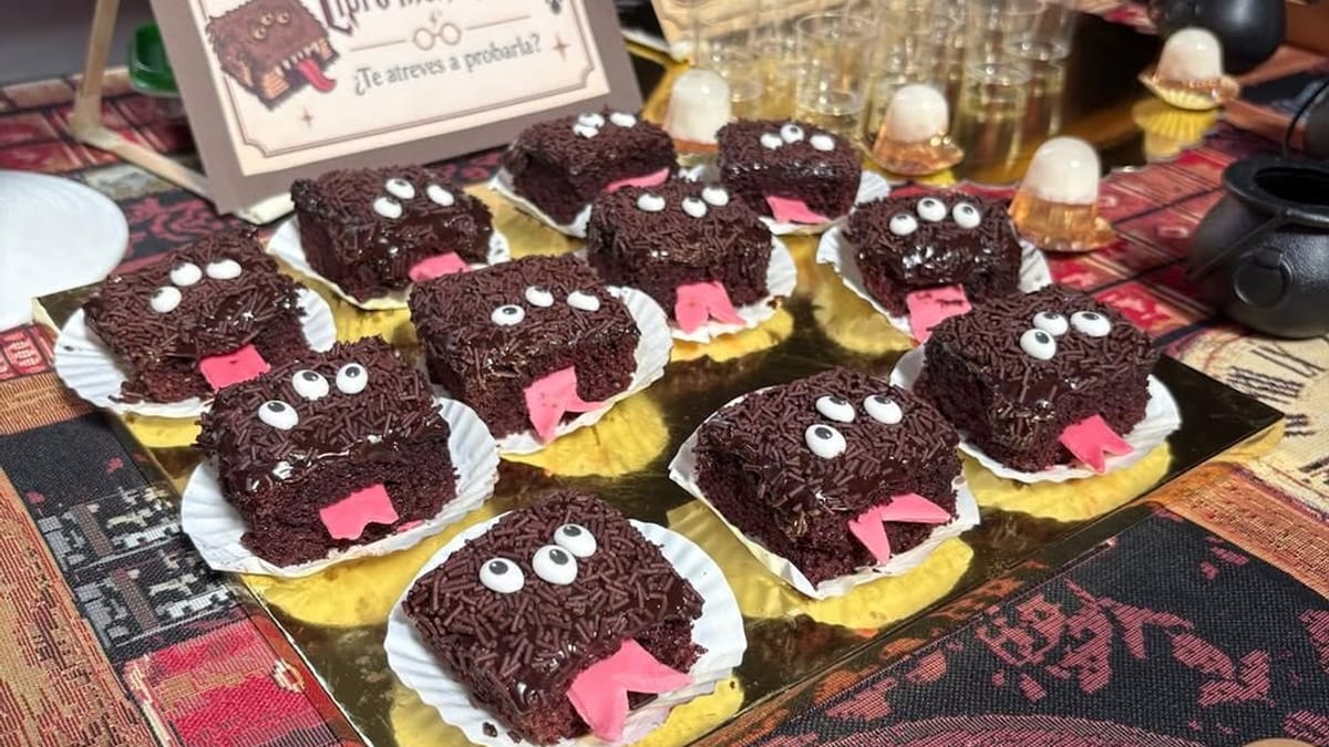 Ganadores de las Tapas Terroríficas de Paracuellos de Jarama mostrando sus propuestas culinarias con temática Halloween