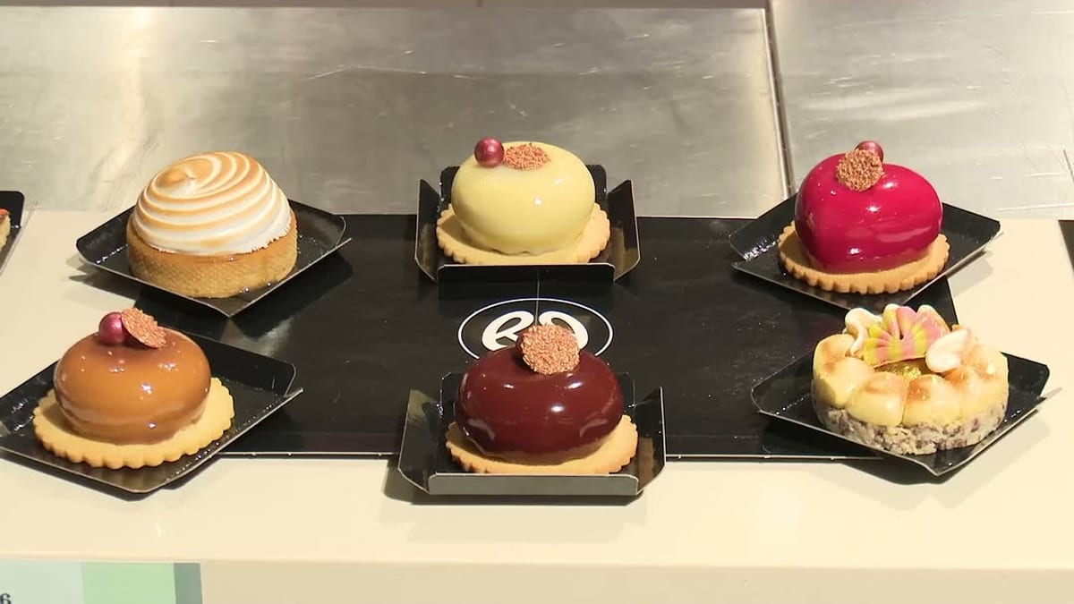 Exhibición de pasteles y postres gourmet decorados sobre bases negras en la segunda edición de Cómete San Sebastián de los Reyes